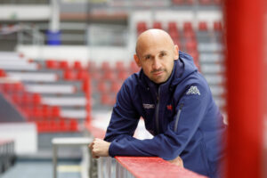 Tomáš Kučera (HC Motor) – Bývalý majitel si odvezl i židle. Začínali jsme s vlastními počítači v prázdných kancelářích.