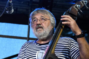 Pavel Jim Drengubák – Kontra basista, zpěvák, písničkář, konferenciér a manažer kapely Nezmaři